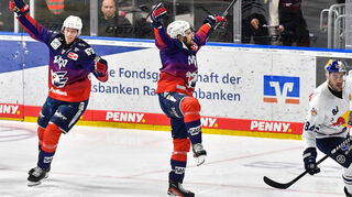 Bereit zum Abheben: Kris Bennett (re.) und Maximilian Eisenmenger bejubeln Bennetts Tor zum 2:0 gegen München.