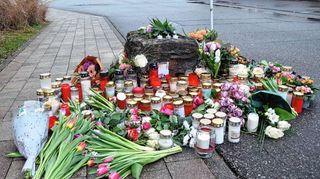 Der Verdächtige schweigt im Gefängnis, während in sozialen Medien pausenlos gesprochen wird. Inoffiziell weiß man also vieles, offiziell nur sehr wenig.