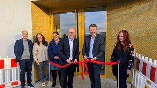 Mit der Kita Gänsäcker ist in Ladenburg der erste Kindergarten seit mehr als 50 Jahren neugebaut worden. Das freut (v.l.) Christian Sauter, Katja Rödl, Denise Hoffmann, Stefan Lenz, Bürgermeister Stefan Schmutz und Christine Kehl-Hauser.