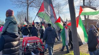 Die Gruppe Free Palestine war am Samstag mit großen Fahnen auf den Alten Meßplatz gezogen.
