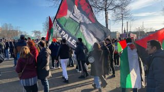 Mit vielen großen Palästina-Flaggen beteiligte sich Free Palastine an der großen Kundgebung gegen rechts in Mannheim.