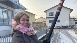 Selbst bei Eis und Schnee ist Nicole König im Einsatz, um – wie hier in Einhausen – Nester der asiatischen Hornisse zu entfernen.