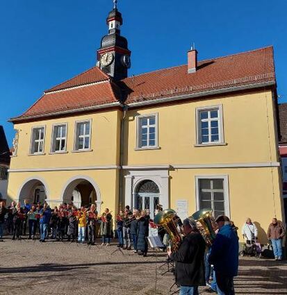 Die Bläser spielten auch vor dem Alten Rathaus auf.