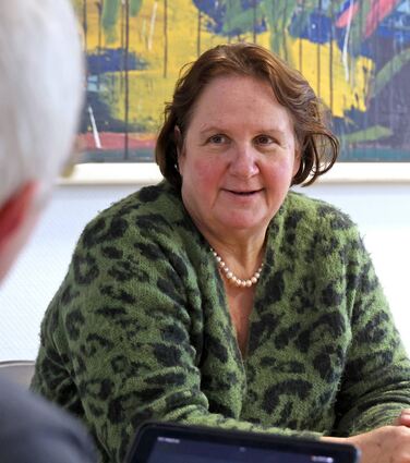 Im Moll-Gymnasium: Kultusministerin Theresa Schopper im Gespräch mit „MM“-Redakteur Bertram Bähr.