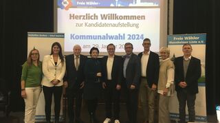 Die ML-Kandidierenden auf den ersten neun Plätzen der Wahlliste: Auf Platz eins steht Holger Schmid (M.), auf zwei Christiane Fuchs (links daneben).