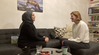 Merve Gürsoy Koçak und Jelena Derek Vitlov im Gespräch. Beide sind entsetzt über das Geheimtreffen in Potsdam.