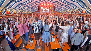 Beste Stimmung auf dem Mannheimer Oktoberfest 2023: Auch in diesem Jahr findet das beliebte Volksfest wieder in Neckarau neben der Hauptfeuerwache statt.