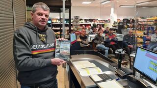 Martin Kochem zeigt bei seinem Vortrag im Markthaus Friedrichsfeld einen so genannten Informer.