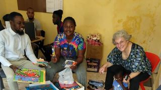 Das gambianische Schulleiterehepaar Saikou (v.l.) und Mariama Leigh freut sich mit Irene Niethammer über Spielmaterial aus der Martinsschule Ladenburg.