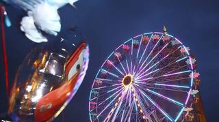 Das bunt erleuchtete Riesenrad am Wasserturm ist das Wahrzeichen des Fasnachtsmarkts.