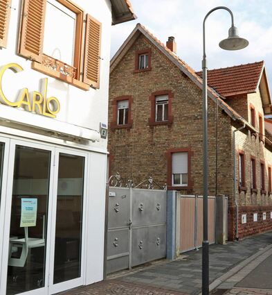 Das alte Backsteinhaus liegt direkt neben der Eisboutique. Nun soll ein Konzept-wettbewerb gestartet werden, um die gewerbliche Nutzung zu planen.