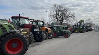 Mit 14 laut hupenden Traktoren haben die Landwirte ihrem Unmut vor dem Redaktionsgebäude des „MM“ in der Dudenstraße Luft verschafft.