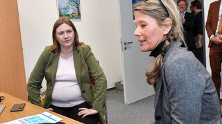 Wie kann Rückkehr in die Heimat humanitär gestaltet werden: Die rehinland-pfälzische Integrationsministerin Katharina Binz (l.) informiert sich bei Katja Nel de Boer, die im IOM-Netzwerk arbeitet.