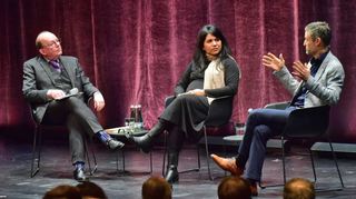 Saba-Nur Cheema (l.) und Meron Mendel (r.) sprechen mit Moderator Denis Scheck (l.) über die Folgen des Terror-Anschlags der Hamas.