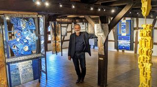 Zeitlose Kunst von Weltrang in der alten Scheune: Das renommierte Museum Théo Kerg führt der Bildhauer und Galerist Tom Feritsch im Sinne von Lynn Schoene weiter - auch wenn er inzwischen an eine Nachfolge denkt.