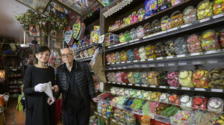 Marion und Jürgen Brecht in ihrem berühmt-berüchtigten Zuckerladen in der Heidelberger Plöck.