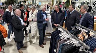 Speyerer Geschäftsleute treffen sich im Bö Fashionhaus und diskutieren die verdoppelten Parkgebühren in Speyer.