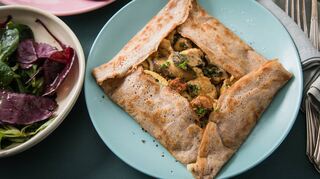 Galettes „Pourleth“ wie aus der „Crêperie À l’Essentiel“ in Plouescat: Sie ist mit Hühnchenbrust, Chorizo, Champignons und Creme Fraiche gefüllt.