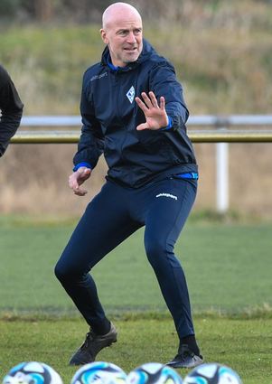 Waldhofs Trainer Marco Antwerpen ging bei seiner ersten Trainingseinheit am Alsenweg gleich engagiert zur Sache.