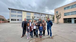 Der kahle Schulhof der Hans-Thoma-Schule in Heddesheim soll aufgewertet und mit Spielgeräten versehen werden. Rektorin Dagmar Knispel (hinten, 3.v.l.) sorgt sich nach den jüngsten Sachbeschädigungen um die Neugestaltung, die rund eine Million Euro kostet. Das Bild entstand bei einer Spendenübergabe im März 2023.