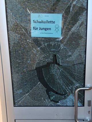 Dieses Glas einer Tür wurde vermutlich eingetreten.