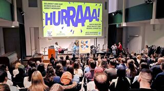 Im Rahmenprogramm zur Vereidigung nahmen Seminarteilnehmer auch die etwas verunglückte Werbekampagne des Landes für Lehrkräfte aufs Korn.