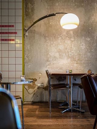 Moderne Stühle und ungewöhnliche Wandgestaltung: Das Café Karl-Otto ist modern eingerichtet.