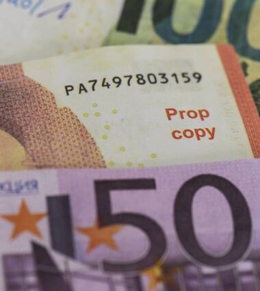 Geldfälscher in Deutschland und Europa haben im vergangenen Jahr deutlich mehr Blüten unters Volk gebracht.