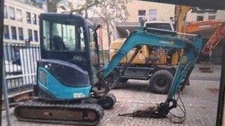 Der Bagger stand auf einer Baustelle in Landau.