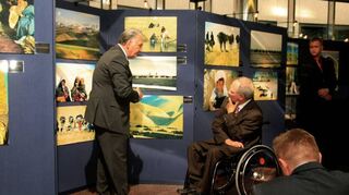Der jüngst verstorbene CDU-Politiker Wolfgang Schäuble eröffnete 2008 eine „Afghanistan“-Fotoausstellung von Helmut R. Schulze (l.) in Berlin.
