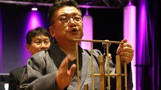 Changsoo Kim erklärt dem Publikum das Bambell.