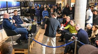 Der neue Waldhof-Trainer Marco Antwerpen (links mit Mikrofon) bei seiner öffentlichen Vorstellung am Freitag im Fan-Shop. Der Andrang war recht groß.