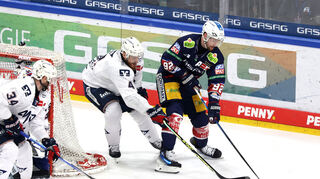 Im Bild: Marcel Näbels (Eisbären Berlin #92) und Korbinian Holzer (Adler Mannheim #4) beim Spiel der Eisbären Berlin gegen die Adler Mannheim in der Mercedes-Benz-Arena
