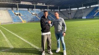Wird von SV Waldhof-Torwarttrainer Florian Beck (rechts) begrüßt: Torwart Omer Hanin.