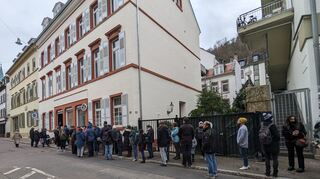 Viele Menschen wollen sich von den Betreibern des Heidelberger Zuckerladens verabschieden.