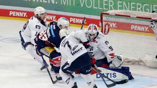 Die Mannheimer Adler gegen die Berliner Eisbären:Leonhard Pfoederl (Eisbaeren Berlin #93), Felix Brueckmann (Adler Mannheim #90), John Gilmour (Adler Mannheim #7), Max Gildon (Adler Mannheim #16).