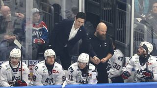 Die Adler-Mannschaft um Trainer Dallas Eakins.