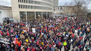 Etwa 2000 Leute versammelten sich am Samstag in Ludwigshafen zu einer Demo gegen Rechtsextremismus.