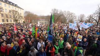 Viele Menschen demonstrieren in Mainz gegen rechts.