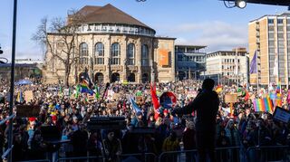 Zahlreiche Menschen stehen in Freiburg auf dem Platz der Alten Synagoge und demonstrieren gegen rechts.