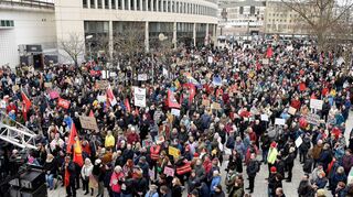 Auf dem Berliner Platz in der Ludwigshafener Innenstadt kommen am Samstag mehr Menschen zusammen als erwartet, um ein Zeichen zu setzen.