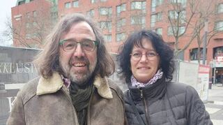 Klaus und Dagmar haben Kostüme, die zueinander passen.