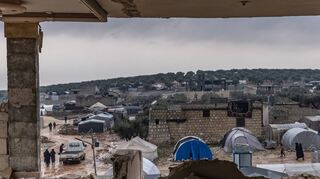 Ein Jahr nach dem verheerenden Erdbeben, das am 6. Februar 2023 die Südtürkei und Nordsyrien erschütterte, ist die Not immer noch groß. Das Bild zeigt ein beschädigtes Gebäude im syrischen Aleppo.