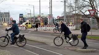 Die Baustelle auf der Kurpfalzbrücke in Mannheim: Reges Treiben am Morgen.