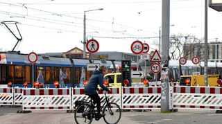 Nicht alle Radfahrer und Fußgänger wechseln auf die richtige Straßenseite.