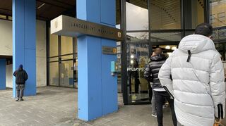 Erneut großer Andrang am Landgericht Mannheim beim vierten Prozesstag zum tödlichen Polizeieinsatz am Mannheimer Marktplatz