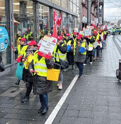 Die Reinigungskräfte liefen von der IG Bau über die Kurpfalzstraße zum Rathaus, wo sie eine Kundgebung abhielten.