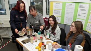Lilia Wolf (v.r.) und Seher Ipek Inanc stellten Spülmittel aus Quinoa-Schalen her. Elke Killer (mit Namensschild) führt einer Besucherin das Spüli vor.