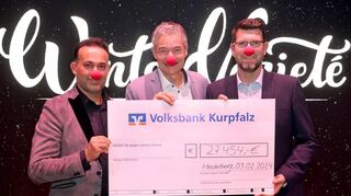 Übergabe von 27 454 Euro an den Verein „Die Clown Doktoren“ (v.l.): Riadh Bourkhis, Felix Gaudo und Florian Keutel mit Clownsnasen.
