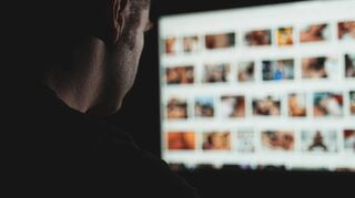 Ein Mann sucht nachts Links zu Porno-Clips im Internet. Bis zu fünf Prozent der Zuschauer entwickeln eine Sucht.